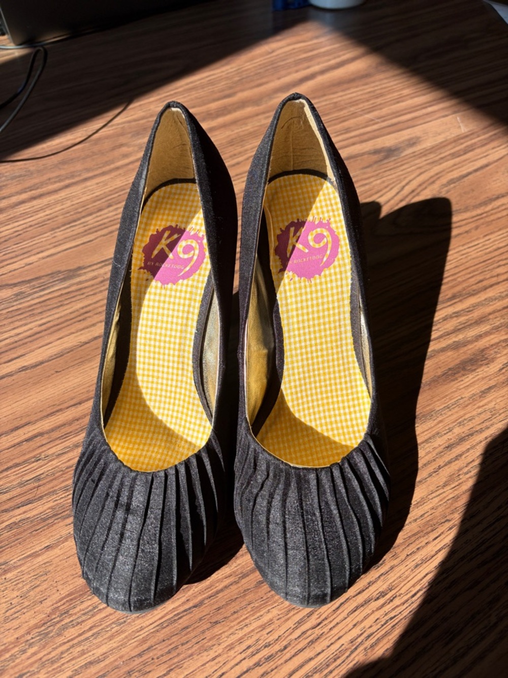K9 By Rocket Dog Black 4" Pump Heels Pleated Tops Women's Size 7.5, like new